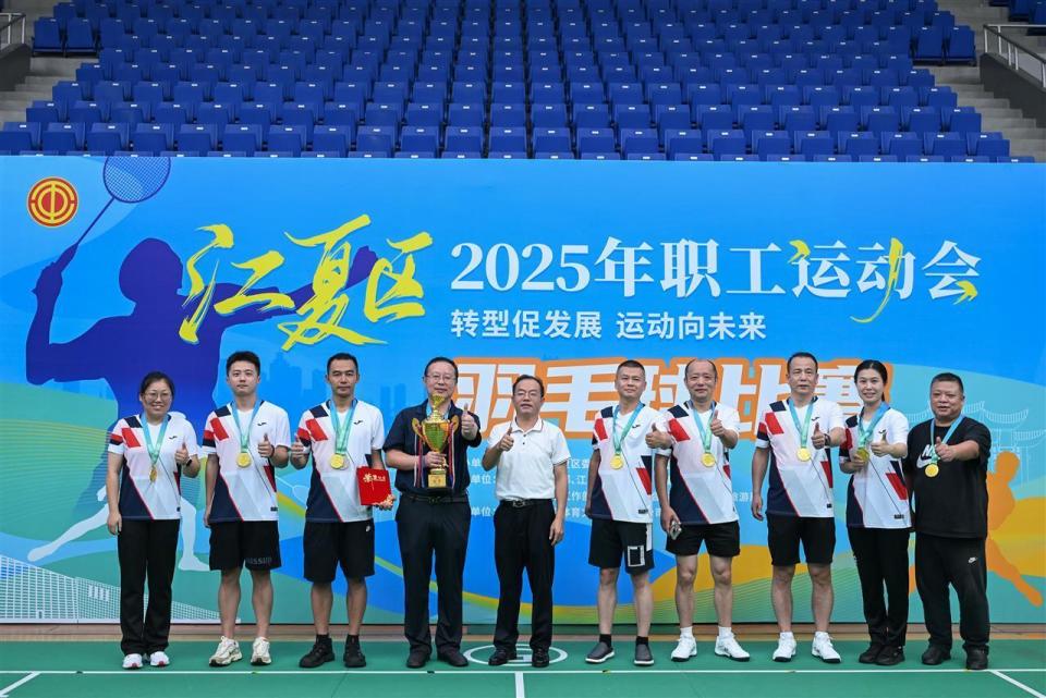 员齐聚赛场, https