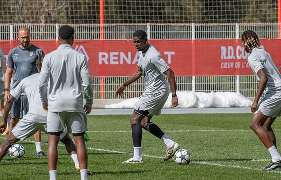 日讯, 随着他在新, 任主教练波